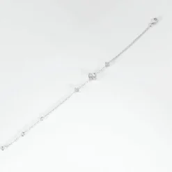 Bracelet motifs diamants tailles princesses.
