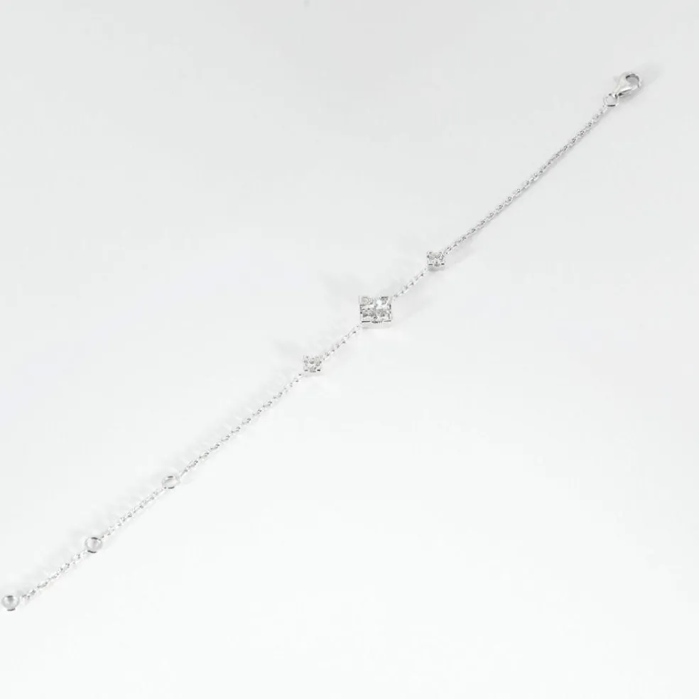 Bracelet motifs diamants tailles princesses.