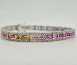 Bracelet or blanc, diamants et saphirs multi-couleurs