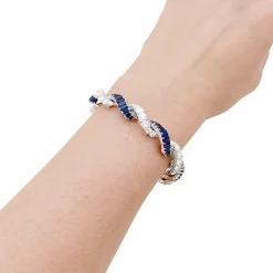 Bracelet or blanc, diamants, saphirs.
