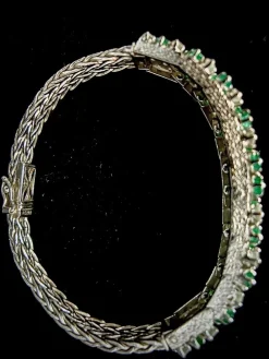 Bracelet or blanc orné d'un pavage de brillants et émeraudes