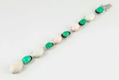 Bracelet or gris serti de corail blanc et de chrysoprases