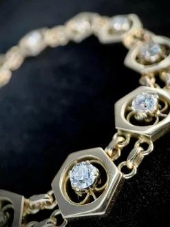 Bracelet or jaune avec motifs en forme hexagonale et 3,30 carats de diamants