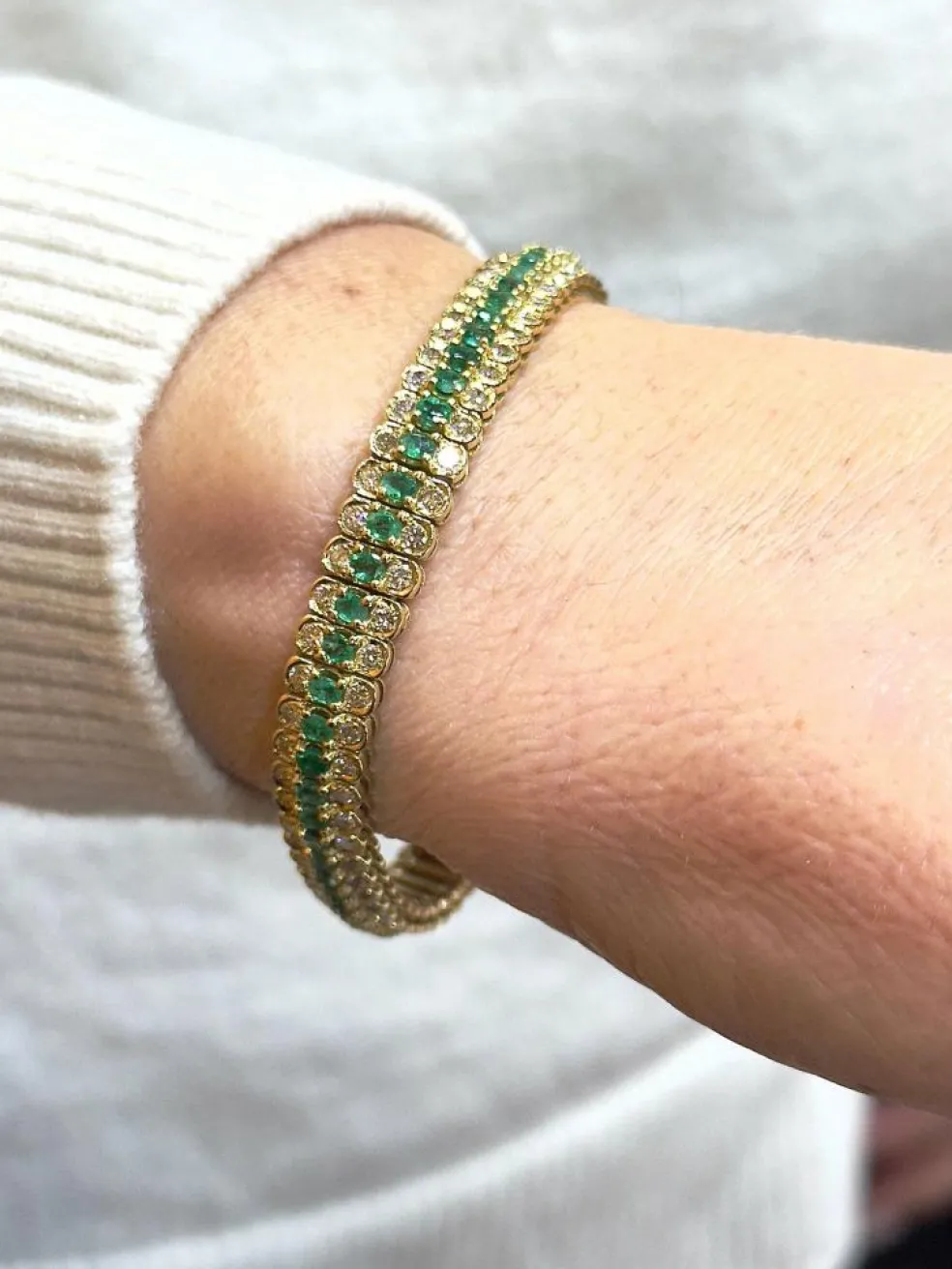 Bracelet or jaune, émeraudes et diamants