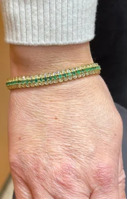 Bracelet or jaune, émeraudes et diamants