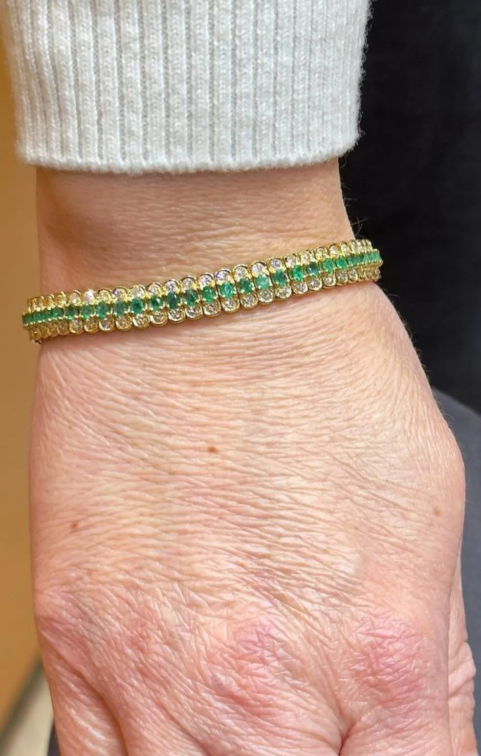 Bracelet or jaune, émeraudes et diamants