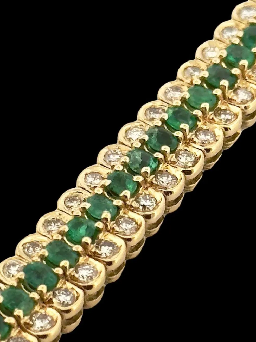 Bracelet or jaune, émeraudes et diamants
