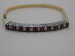 Bracelet or jaune, saphirs rouge et diamants