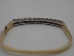 Bracelet or jaune, saphirs rouge et diamants