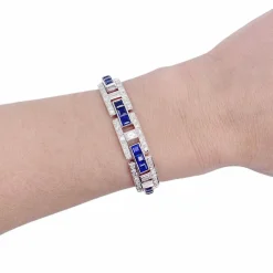 Bracelet platine, saphirs calibrés, diamants.
