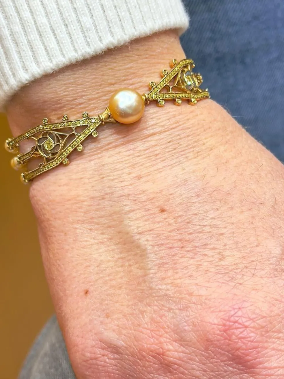 Bracelet signé Alessio Boschi , or , perles et diamants jaunes