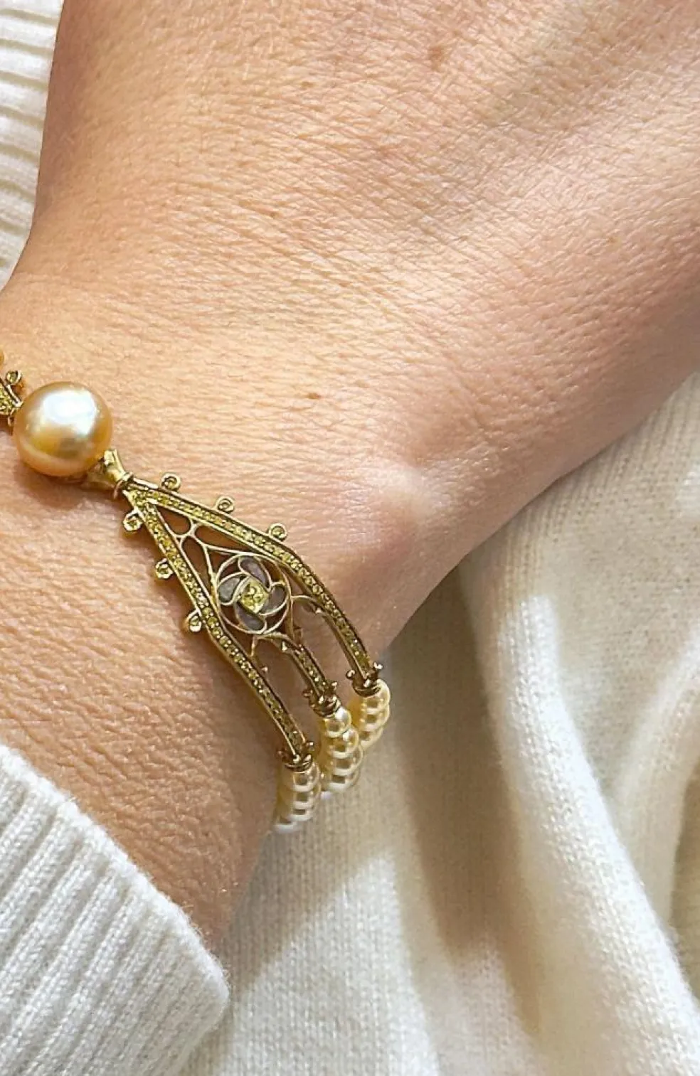 Bracelet signé Alessio Boschi , or , perles et diamants jaunes