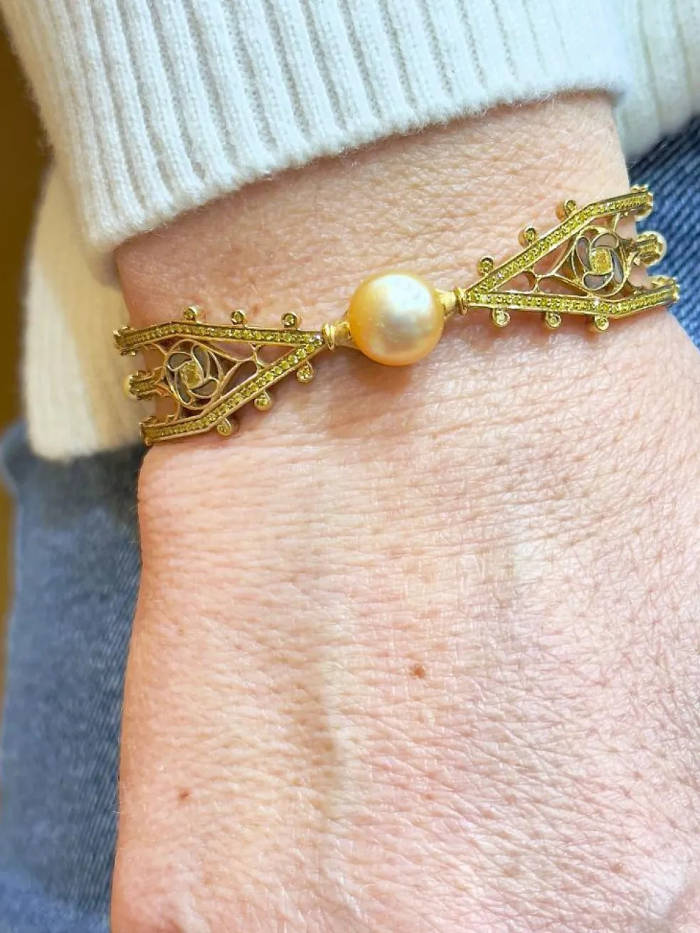 Bracelet signé Alessio Boschi , or , perles et diamants jaunes