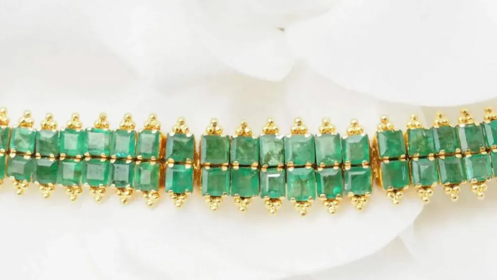 Bracelet souple en or jaune et émeraudes