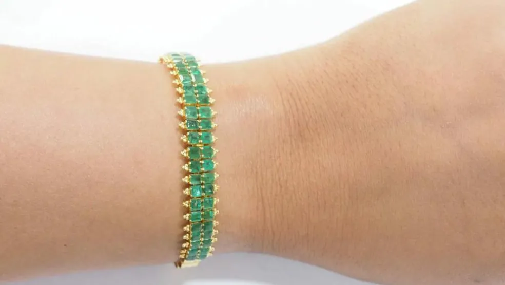 Bracelet souple en or jaune et émeraudes