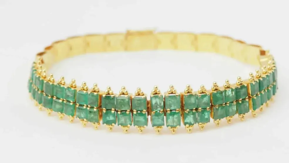 Bracelet souple en or jaune et émeraudes