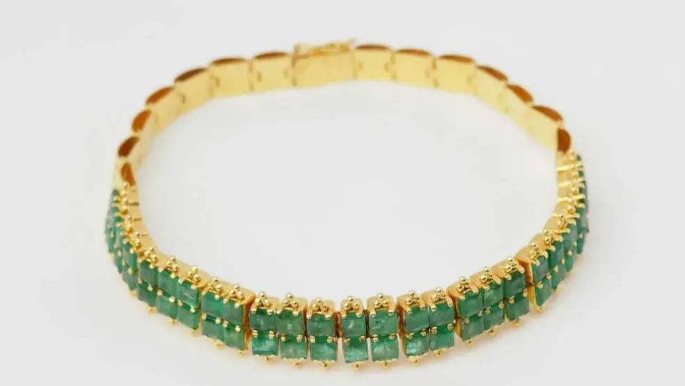 Bracelet souple en or jaune et émeraudes