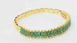 Bracelet souple en or jaune et émeraudes