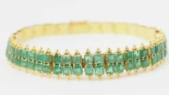 Bracelet souple en or jaune et émeraudes