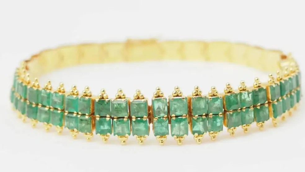 Bracelet souple en or jaune et émeraudes