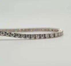 Bracelet tennis or blanc 18 carats serti de diamants