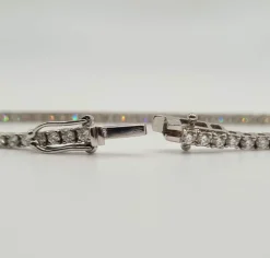 Bracelet tennis or blanc 18 carats serti de diamants