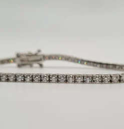 Bracelet tennis or blanc 18 carats serti de diamants