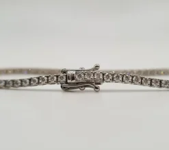 Bracelet tennis or blanc 18 carats serti de diamants