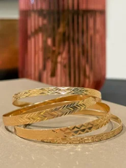 4 Bracelets joncs ciselés en or jaune