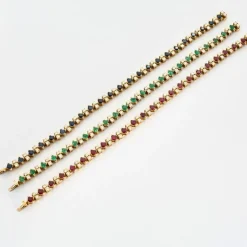3 Bracelets ligne en or jaune saphirs, rubis, émeraudes et diamants