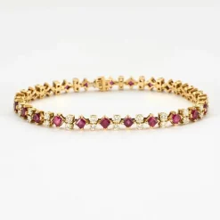 3 Bracelets ligne en or jaune saphirs, rubis, émeraudes et diamants