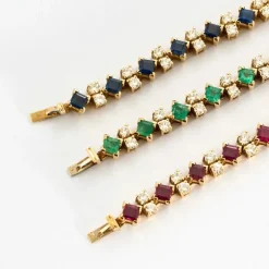 3 Bracelets ligne en or jaune saphirs, rubis, émeraudes et diamants