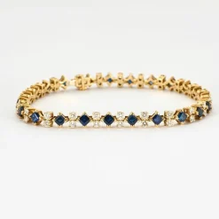 3 Bracelets ligne en or jaune saphirs, rubis, émeraudes et diamants