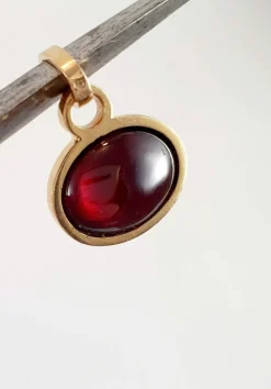 Breloque ancienne ovale or jaune avec cabochon de grenat