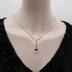 Breloque ou pendentif en forme de pelle en or jaune