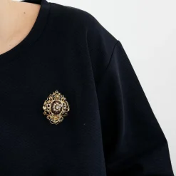 Broche à décor de rinceau et fleurs avec émail noir, perles et grenats