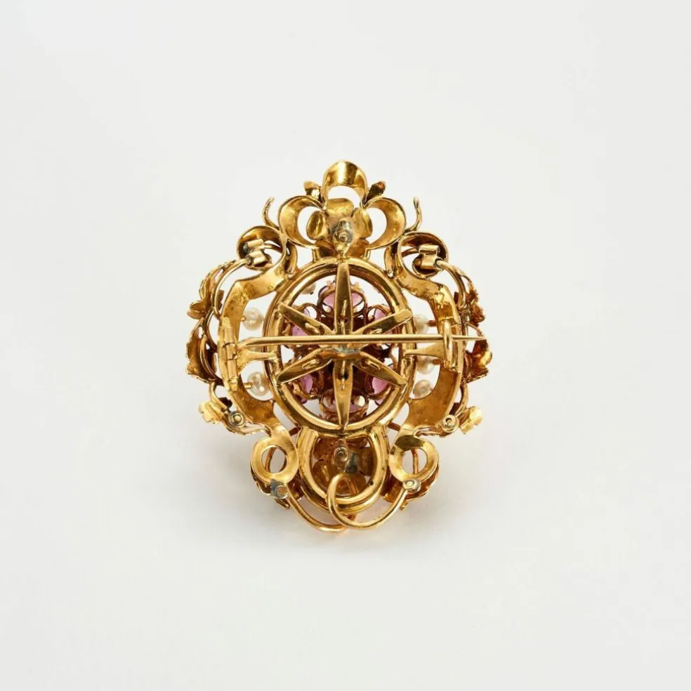 Broche à décor de rinceau et fleurs avec émail noir, perles et grenats
