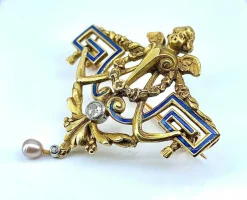 Broche 1900 en or jaune, ange, émail, diamants et perle.
