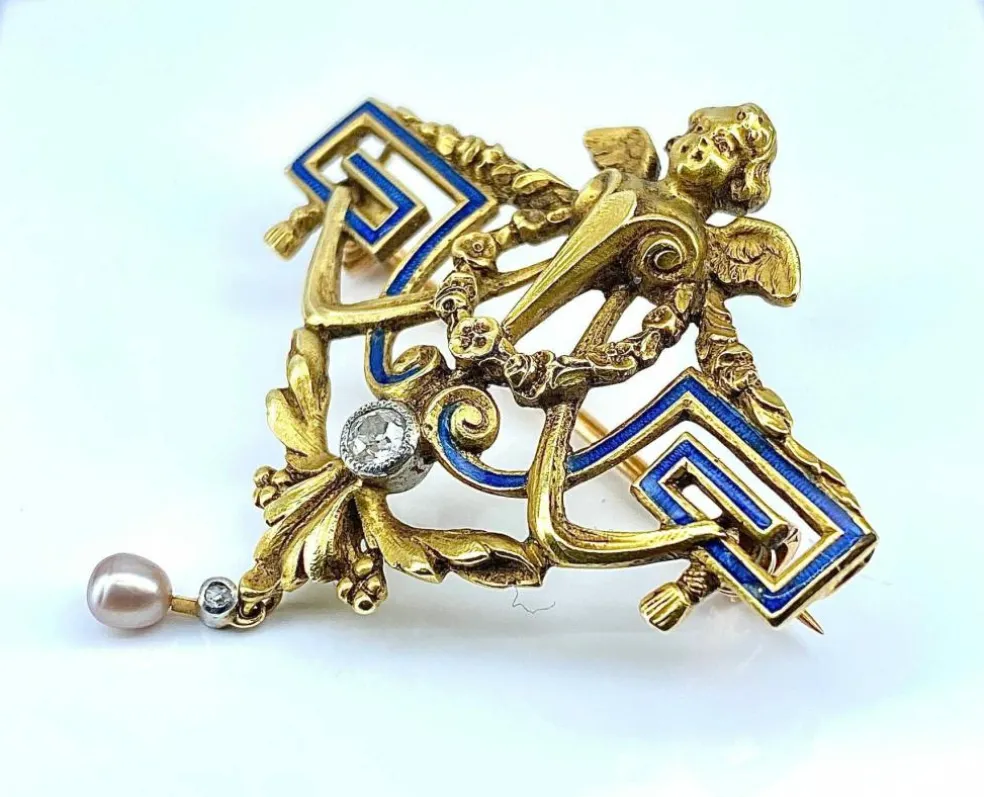 Broche 1900 en or jaune, ange, émail, diamants et perle.