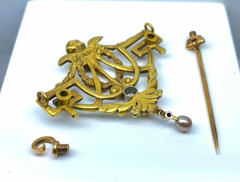 Broche 1900 en or jaune, ange, émail, diamants et perle.