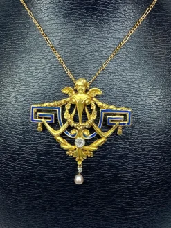 Broche 1900 en or jaune, ange, émail, diamants et perle.