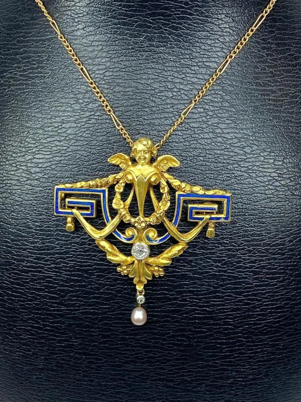 Broche 1900 en or jaune, ange, émail, diamants et perle.