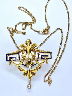 Broche 1900 en or jaune, ange, émail, diamants et perle.
