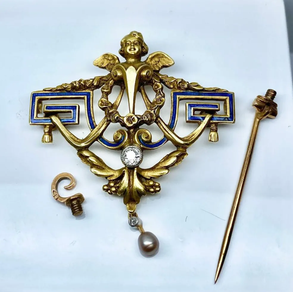 Broche 1900 en or jaune, ange, émail, diamants et perle.