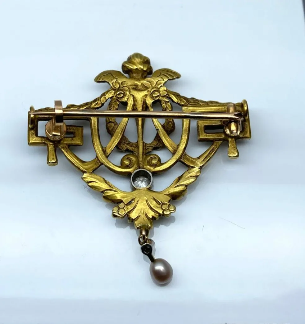 Broche 1900 en or jaune, ange, émail, diamants et perle.