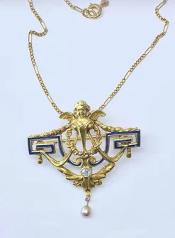 Broche 1900 en or jaune, ange, émail, diamants et perle.