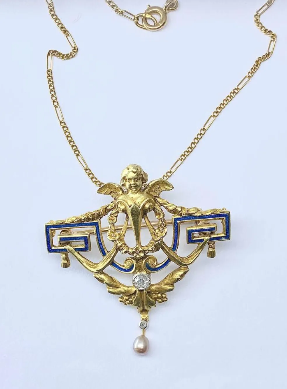 Broche 1900 en or jaune, ange, émail, diamants et perle.