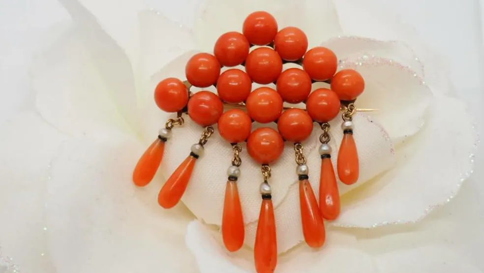 Broche ajourée Napoléon III perles corail et émail noir