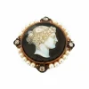 Broche Ancienne camée porte souvenir en or jaune et perles
