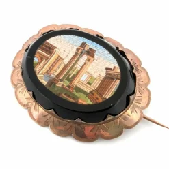 Broche ancienne en or jaune avec micromosaïque d'onyx